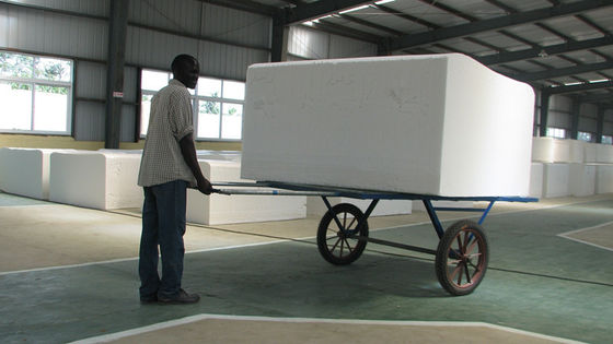 पॉलीयूरेथेन फोम इंजेक्शन उपकरण उच्च दबाव पीयू फोमिंग मशीन जिसकी फोमिंग ऊंचाई 1.0-1.25 मीटर है