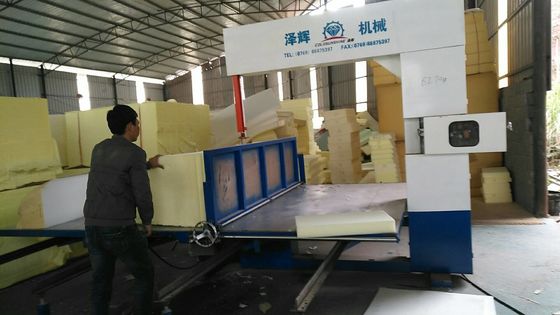 समायोज्य काटने की गति विद्युत के लिए ऊर्ध्वाधर फोम ब्लॉक काटने की मशीन