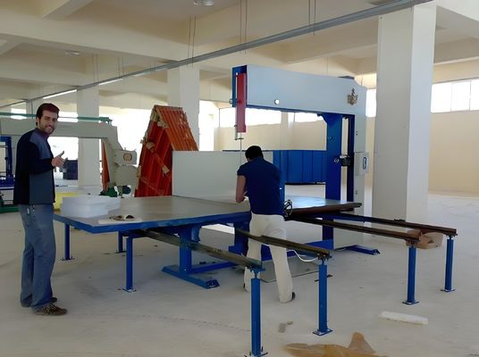 इलेक्ट्रिक स्क्वायर फोम ब्लॉक कटिंग मशीन H800mm कटिंग ऊंचाई बाएं से दाएं कटिंग रास्ता